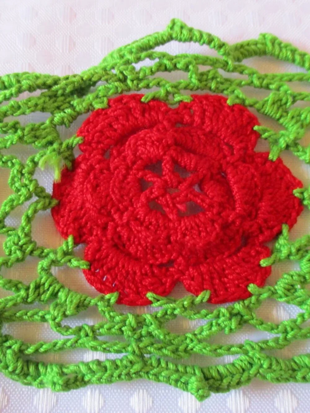 Vintage Red Flowers W/Green Encircling Hand Crochet End Table Runner 17